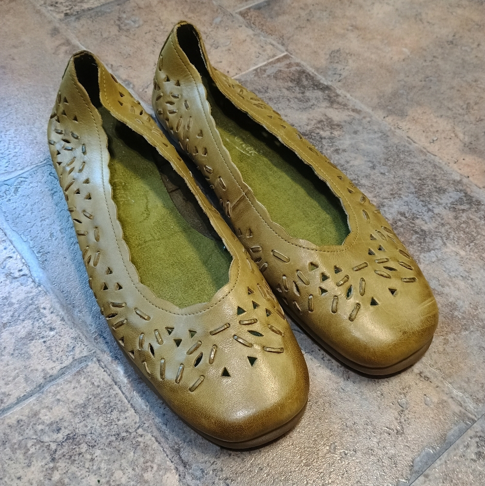 Coldwater Creek Perforated Green Leather Flats Size 8